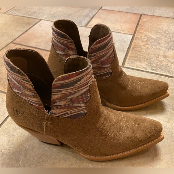ARIAT HAZEL DIXON CHIMAYO TAN SUEDE WOMEN’S ANKLE BOOTS BOOTIES SNIP TOE SIZE 7B - Picture 3 of 7